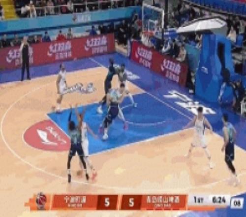 凌空摘星！法尔轻舒猿臂拿到前场篮板随即补扣打进加罚