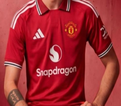 曼联下赛季主场球衣谍照：传统红色，设计灵感来源于上世纪70年代