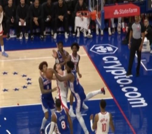 是个好防守！申京篮下强打恩比德造犯规76人挑战成功