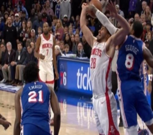 防守建功！保罗乔治大帽申京随后乌布雷反击打中扩大领先