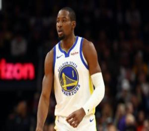 勇记：库明加一瘸一拐走出更衣室他拒绝接受采访