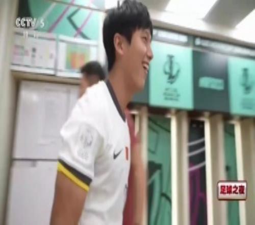 氛围太好了！U23更衣室里，胡荷韬领唱：队长队长，英勇的向余望
