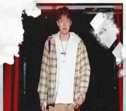 开拓者众将入场穿搭：小杨大学生穿搭格兰特独美乐福粉色运动装