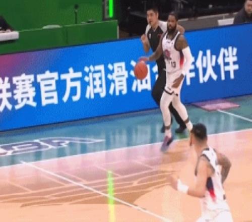 鲨鱼出没！陶汉林反击快下接球起飞双手暴扣