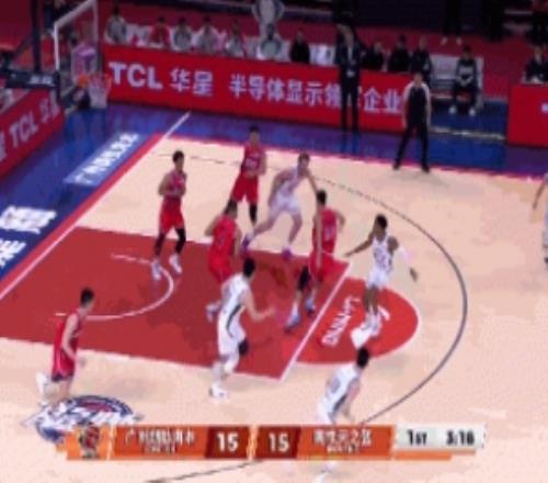 视野真可以！威金顿后场长传陈国豪快下打成2+1