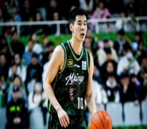 次节轰了4记三分球！郭昊文半场9中6砍下17分3板2助