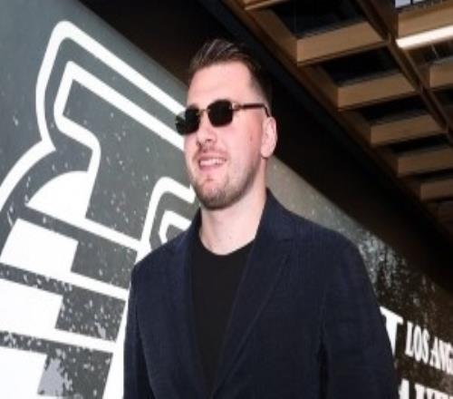 洛城德比！湖人官推晒赛前入场照：客场比赛主场城市