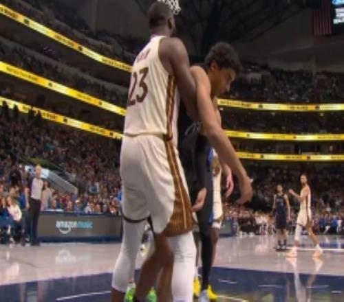 没必要！追梦防守肩膀发力撞击德怀特鲍威尔被吹一级恶犯