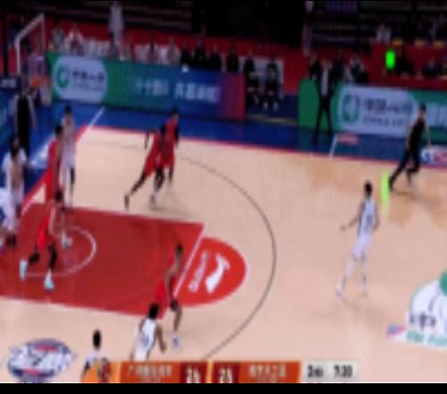 复出后首球！郭艾伦反击接球冲筐上篮得分