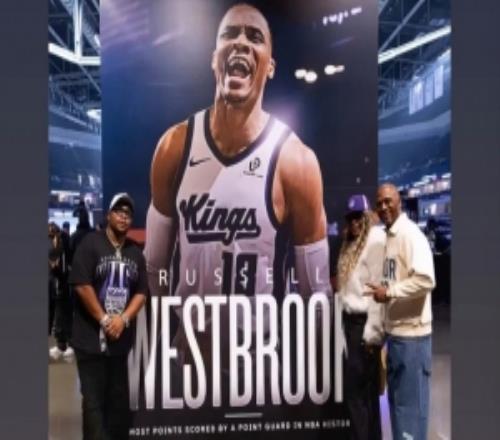 国王官方为威少制作历史控卫得分王海报威少父母&弟弟共同合影