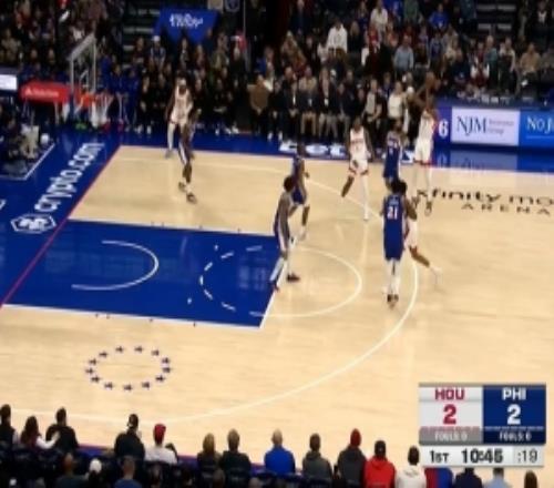 率先发力！杜兰特强投三分命中还造成犯规加罚也有