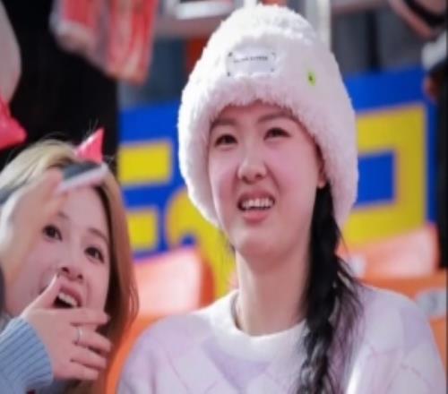 退役后热度不减！张常宁到新疆主场观战多人上前合照和索要签名