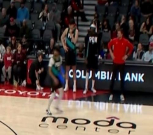 杨瀚森最后时刻场边等待出场可惜未能获得机会