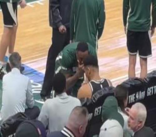 兄弟俩聊啥呢替补席上哥哥遮嘴俯身长谈试图安慰失落的字母