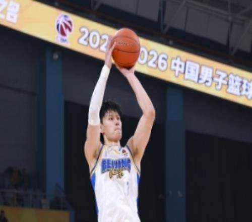 带伤作战！曾凡博半场5中3拿到8分2板2助1帽