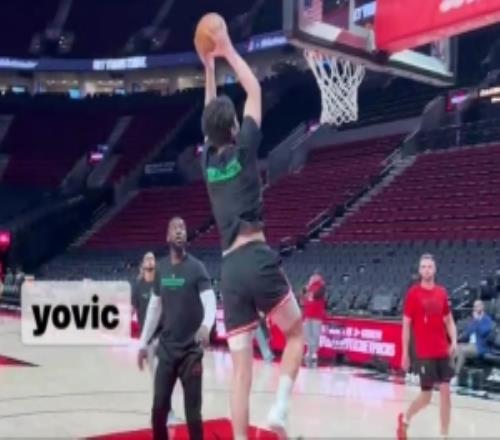 拓记：杨瀚森赛前训练内容明显更偏向锋线加了不少结合球突破