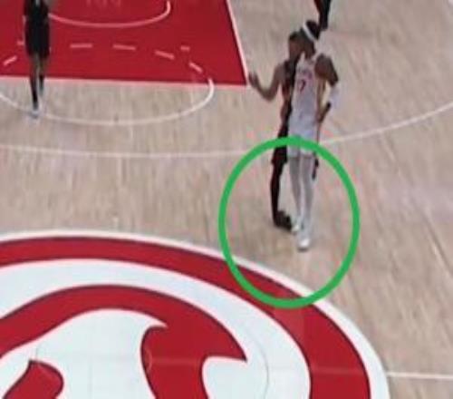 一场伤俩！布克右脚踝严重扭伤被队友搀扶回了更衣室！