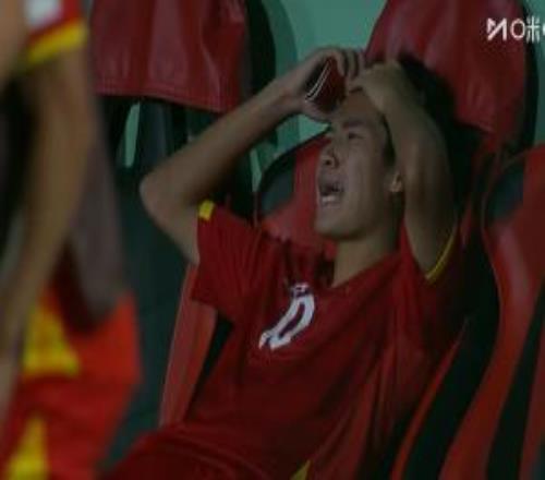 崩溃了！少打一人被读秒绝平进加时，越南球员在替补席表情快哭了