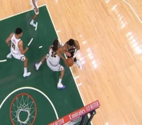 一般人可扛不住！字母哥低位背打戈登转身用肘被吹进攻犯规