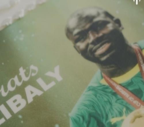 利雅得新月全队庆祝库利巴利非洲杯夺冠，布努也对他表示祝贺