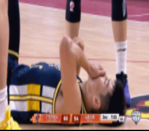 生疼！陈家政被葛昭宝肘到嘴倒地不起裁判还是没有回看