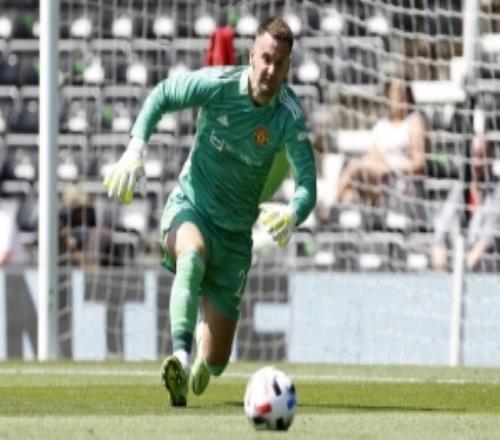 电讯报：39岁门将希顿将与曼联续约，球员在队内有影响力