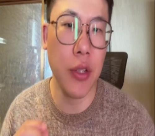 解说：瀚森的防守表现是否高效将决定他的登场时间慢慢提升吧