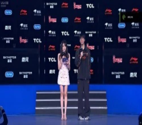 赛后采访Junjia：GALA拿到1000块后就说等他C，我就很相信他等他C