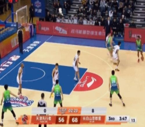 急中生智！大卫詹姆斯要位被犯规接吊传直接右手拨入篮筐2+1！