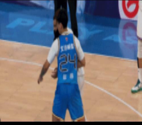 刚复出又受伤！赵睿防守遭里勒推倒还被吹犯规前者被搀扶离场