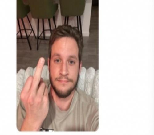 KD让球迷爆照后者竖中指回应：你和巅峰布克三年赢一个系列赛