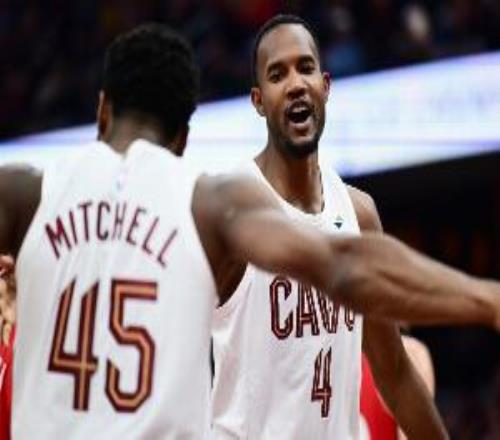 米切尔：莫布里今晚保持了进攻威胁性这才是我们希望看到的