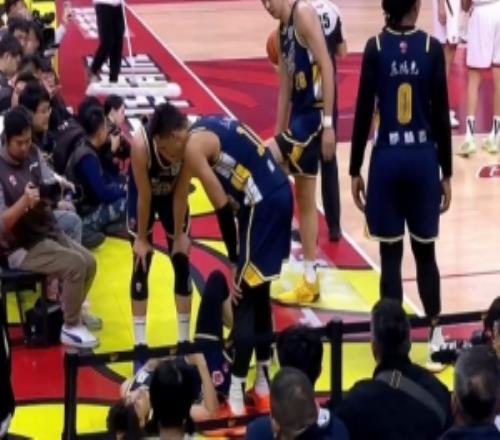 无大碍！李文昊反击被推飞造杀伤&被换下陈家政顶替罚球两罚都有