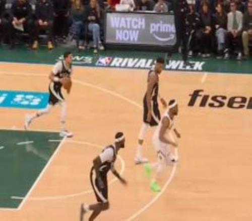 镜头都找不到你啊！字母低头缓步前进甚至未过半场参与进攻