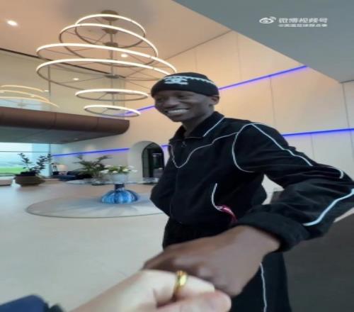 情绪价值拉满！非洲杯冠军萨尔回热刺里沙利松拿他的奖牌亲一口