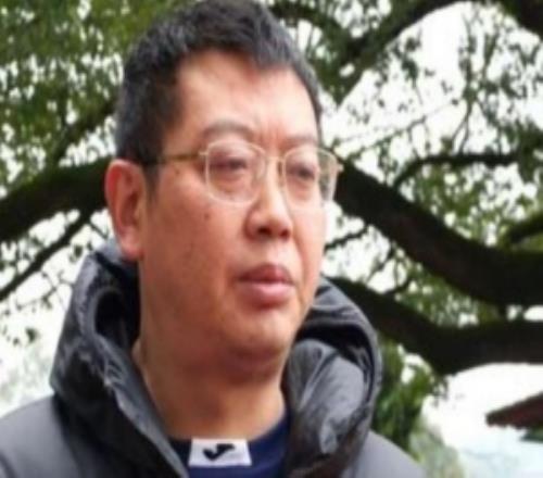 向余望父亲：向余望很自律，我是个外行只负责陪伴和督促