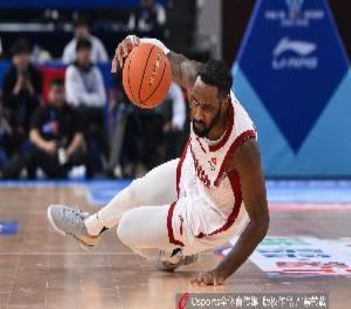 外线手感热！山西诺威尔半场出战14分钟三分7中5轰下21分