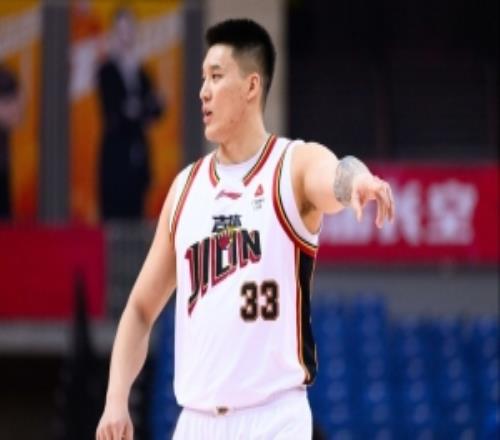 差点你就要背锅！曾繁日拿到13分6板2助1断但罚球仅12中5