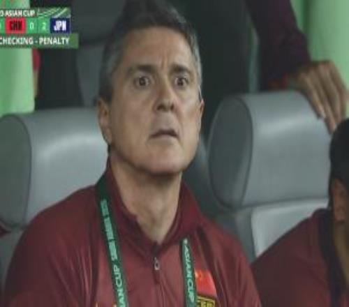 比赛第58分钟，U23国足被判罚点球，安东尼奥在替补席上有些无奈