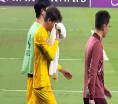 失落难以言喻！现场球迷拍到赛后李昊掩面落泪