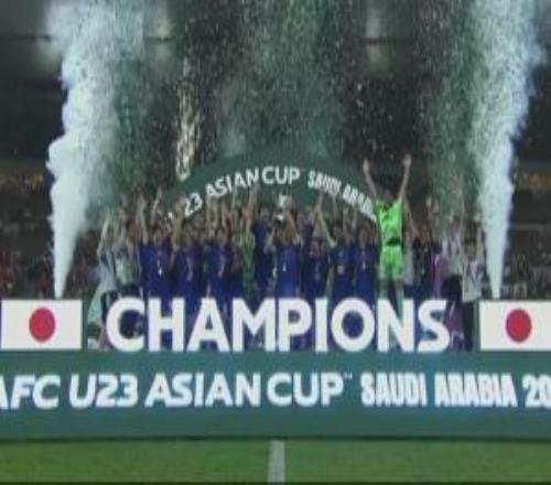 【赛后颁奖】中国U23男足领取亚军奖牌，日本U23男足捧起冠军奖杯