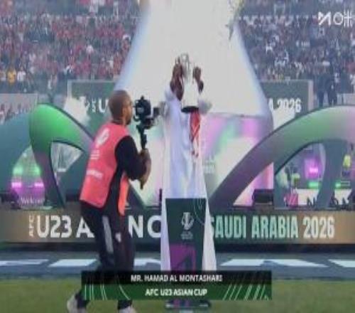 一步之遥！U23亚洲杯决赛即将开始，冠军奖杯已被摆在球场中央