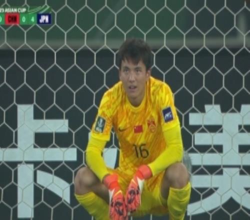 记者：李昊蹲地上摇了摇头，可能是对球折射和被对手接连进球无奈