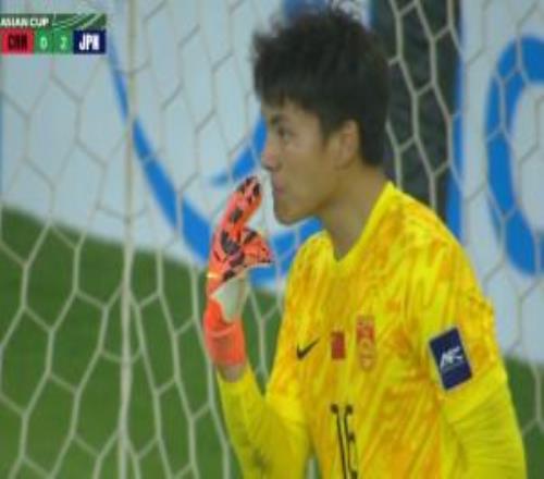 这次没奏效，李昊扑点前连续用英文朝着对手喊：看着我的眼睛