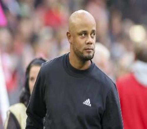 踢球者：勒沃库森球迷庆祝拜仁输球，药厂仍是德甲唯一不败冠军