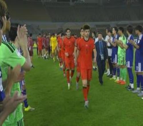 尊重对手！日本U23为U23国足列队鼓掌，U23国足球员领取奖牌