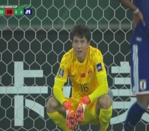 又是折射！U23国足76分钟04落后，李昊丢球后无奈蹲地+摇头