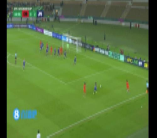 比赛第45分钟，小仓幸成不满裁判判罚，面向裁判挥拳，吃到黄牌