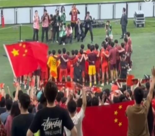 最佳第十二人！决赛后U23国足队员与现场球迷合影留念