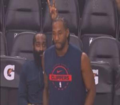 童心未泯！小卡赛前投篮热身哈登在其身后摆出“兔耳朵”手势